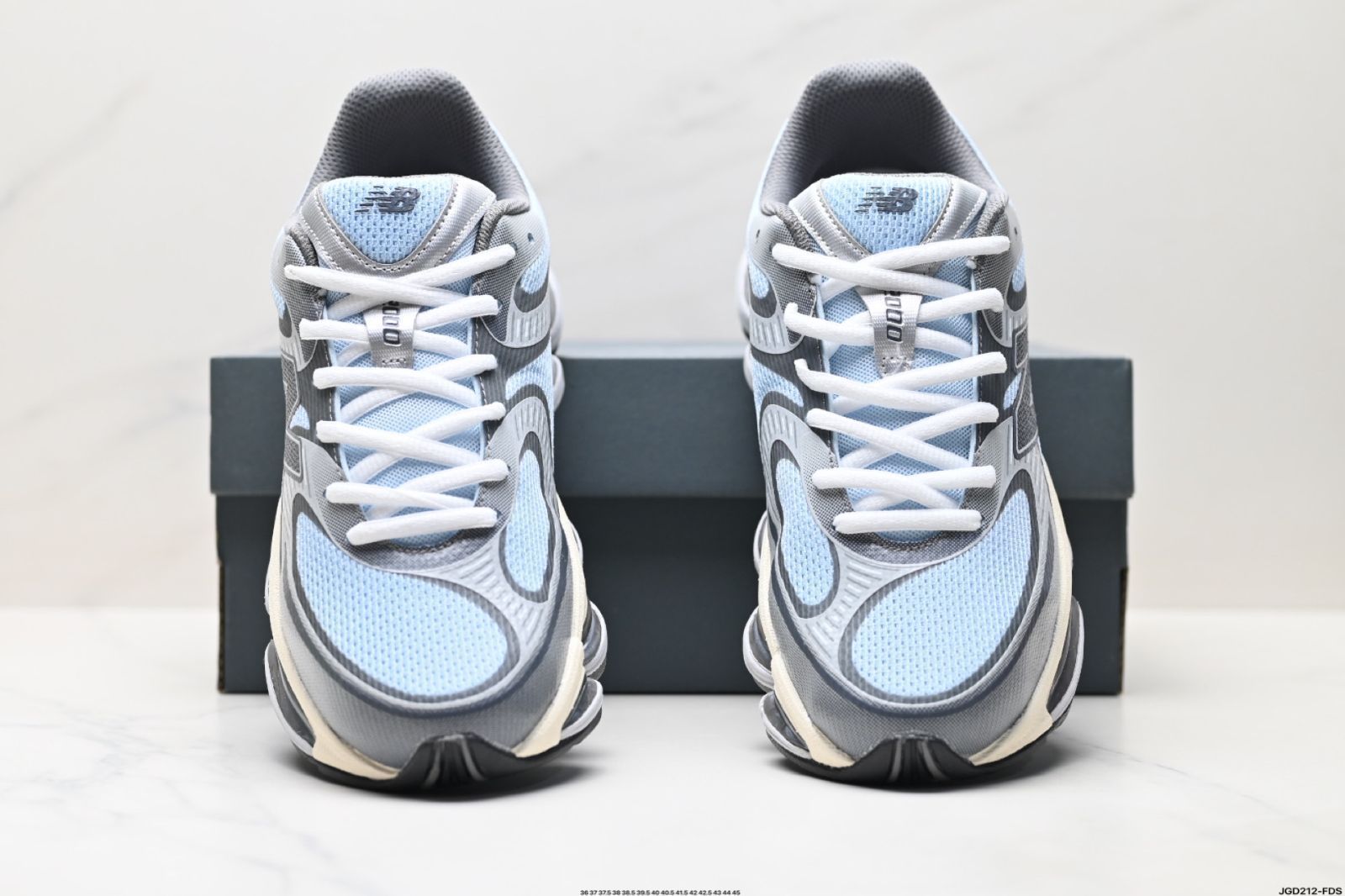 シリーズ スタイリッシュでバーサタイルなロートップランニングシューズ02-MM輸入