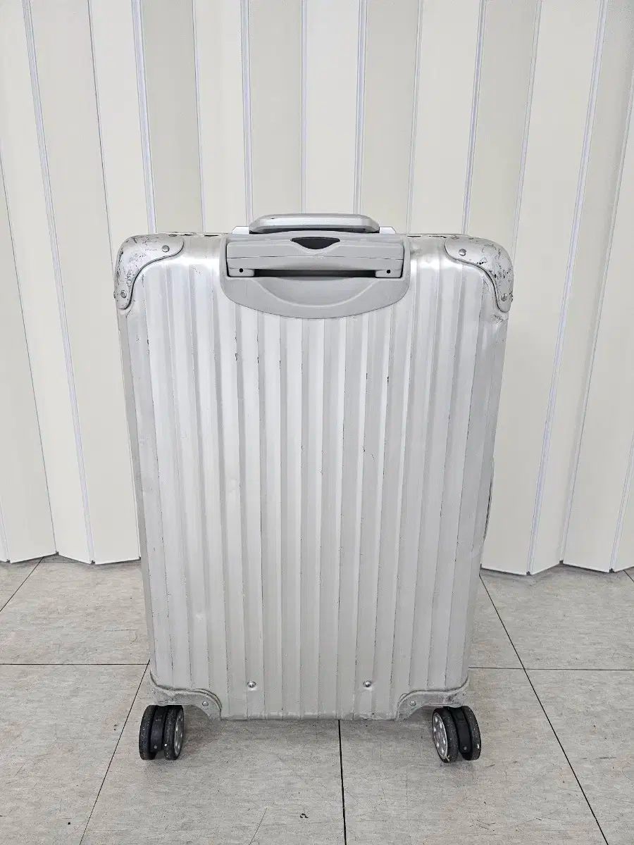 RIMOWA TOPAS 63L キャリーケース　シルバー　アルミ　大容量　4輪 RIMOWA TOPAS 63L キャリーケース シルバー アルミ 大容量 4輪 Amazon