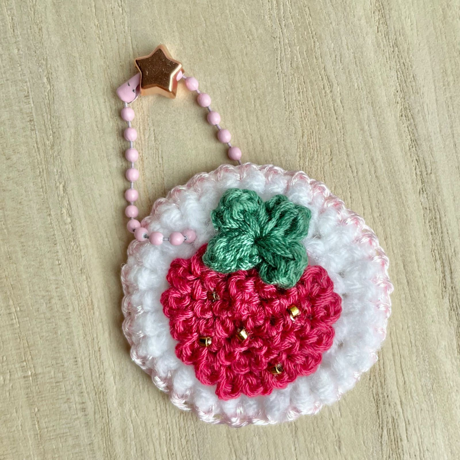 ハンドメイド まあるい キーホルダー ストラップ いちご 刺繍糸
