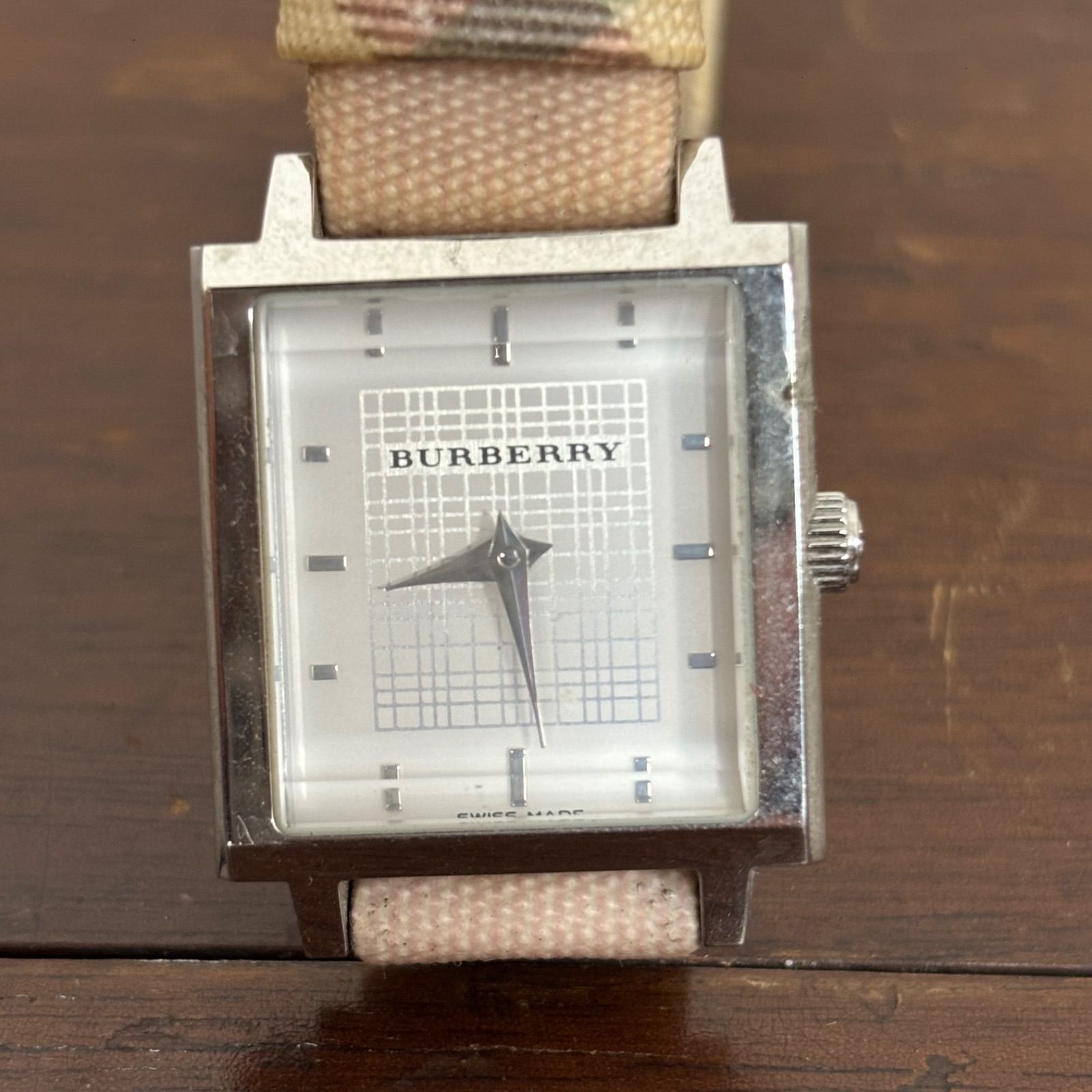 822 BURBERRY バーバリー ホワイト文字盤 チェック柄ベルト