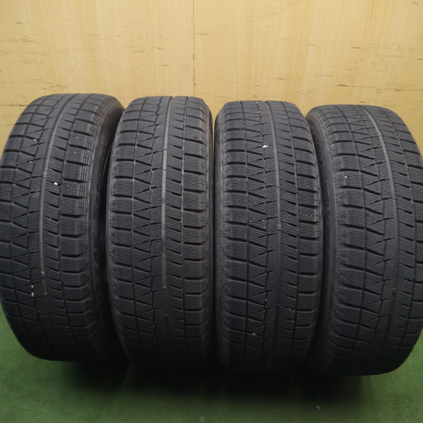 ブリヂストン BLIZZAK REVO GZ 215⁄60R17 4本 8～9分溝