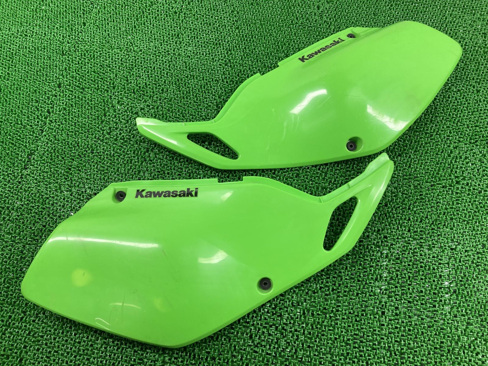 Dトラッカー KLX250 サイドカバー 左右 緑 36001-0001 カワサキ 純正