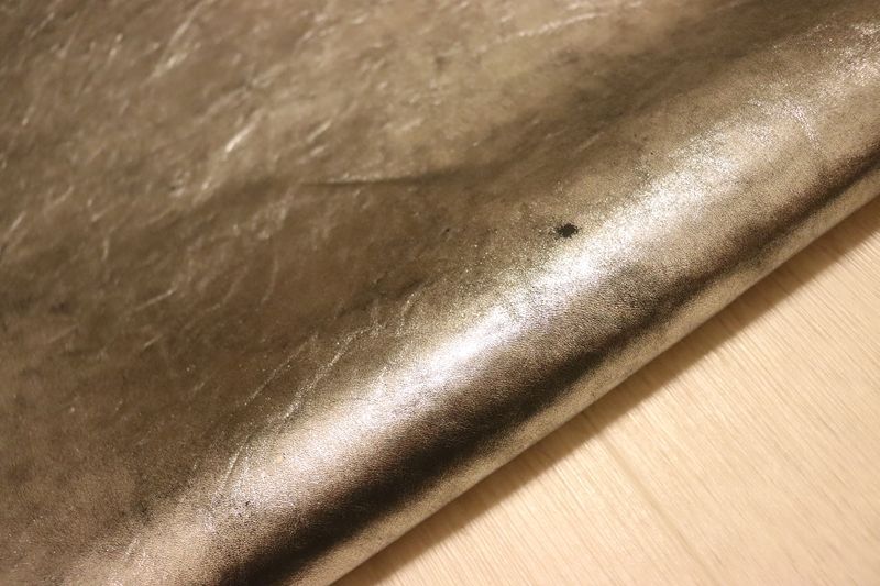 シルバー 185ds コンビヌメ革 牛革 イタリア レザー 箔貼り加工 はぎれ 一枚革 レザークラフト 革 皮 本革 diy 生地 材料