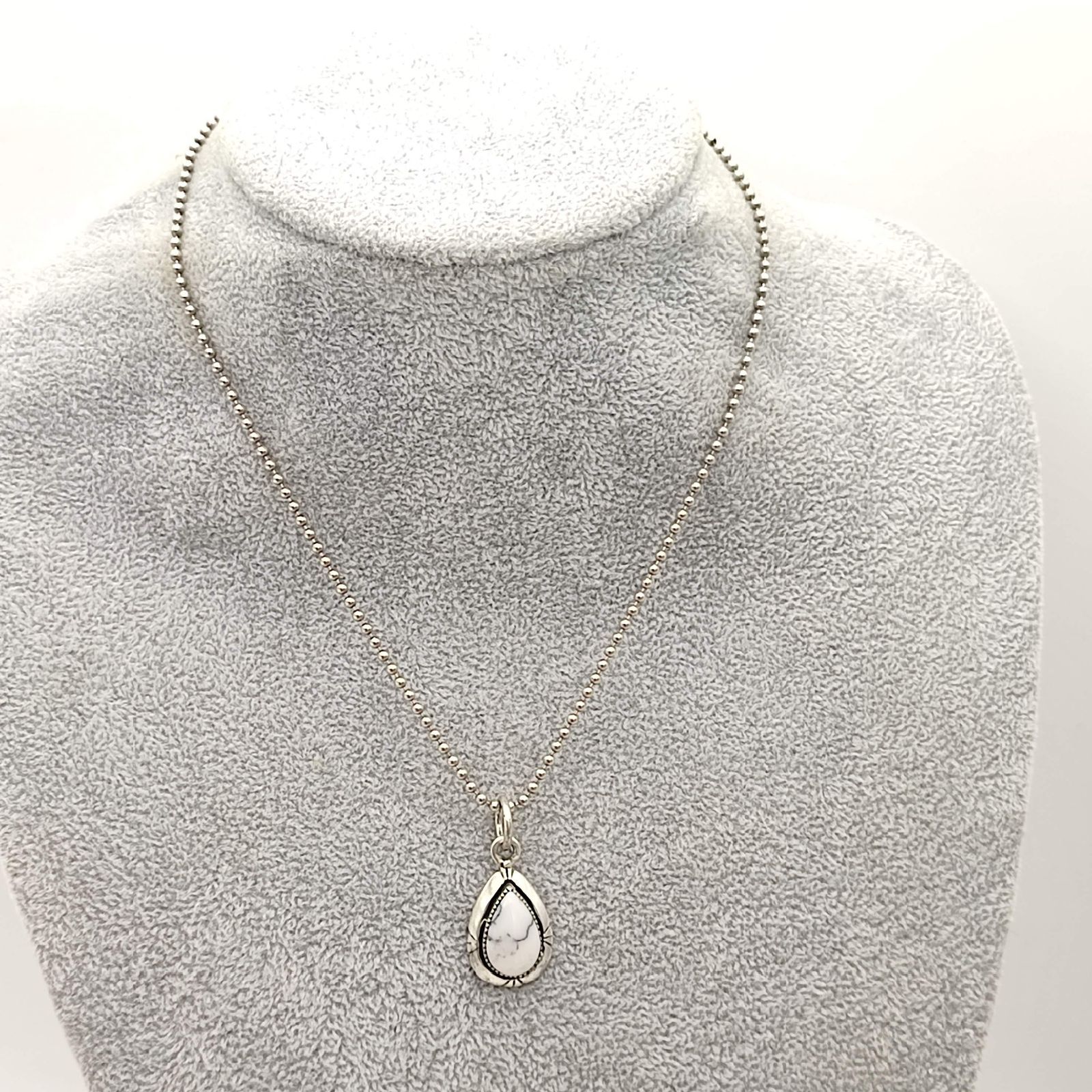美品】ホワイトバッファローネックレストップ シルバー925
