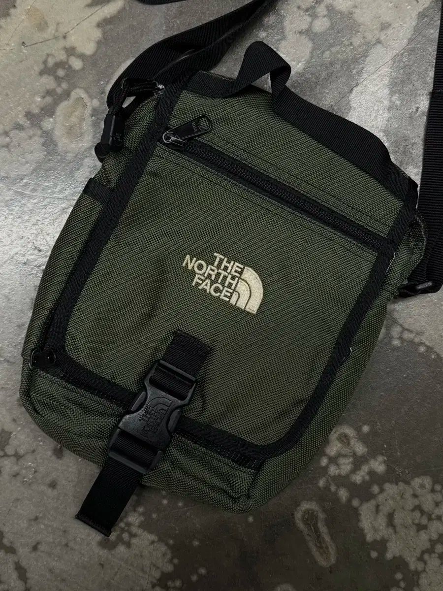 THE NORTH FACE ザ ノース フェイス カーキ 登山 クロスバッグ