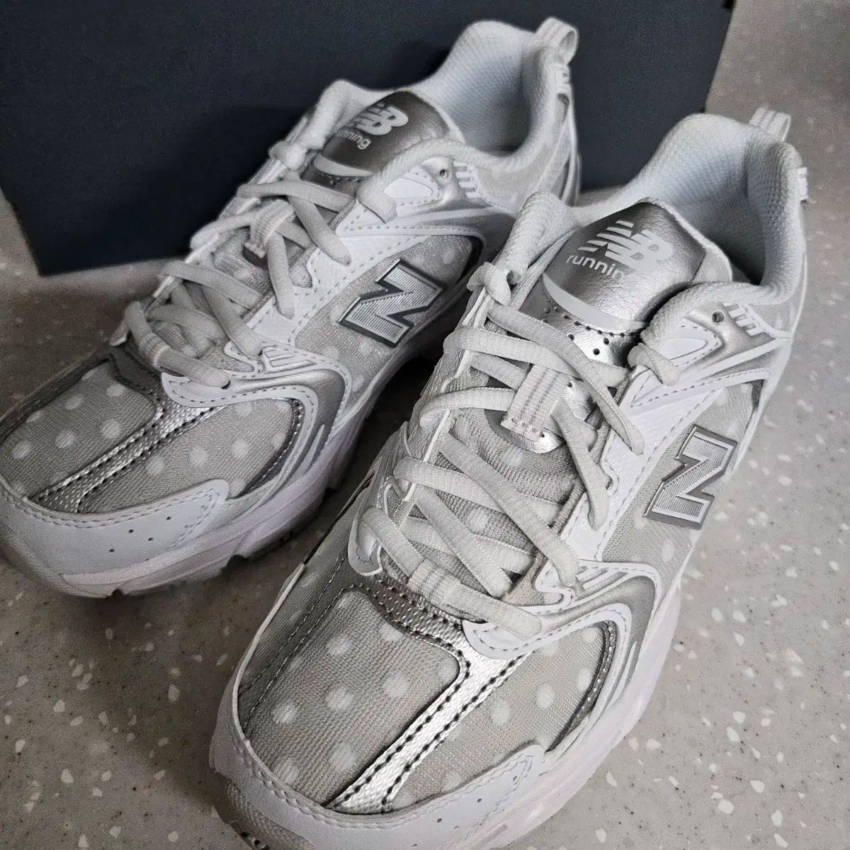 New Balance 530 スニーカー ポルカ ドット シルバー New Balance(ニューバランス) 530 ホワイトシルバー メタリック