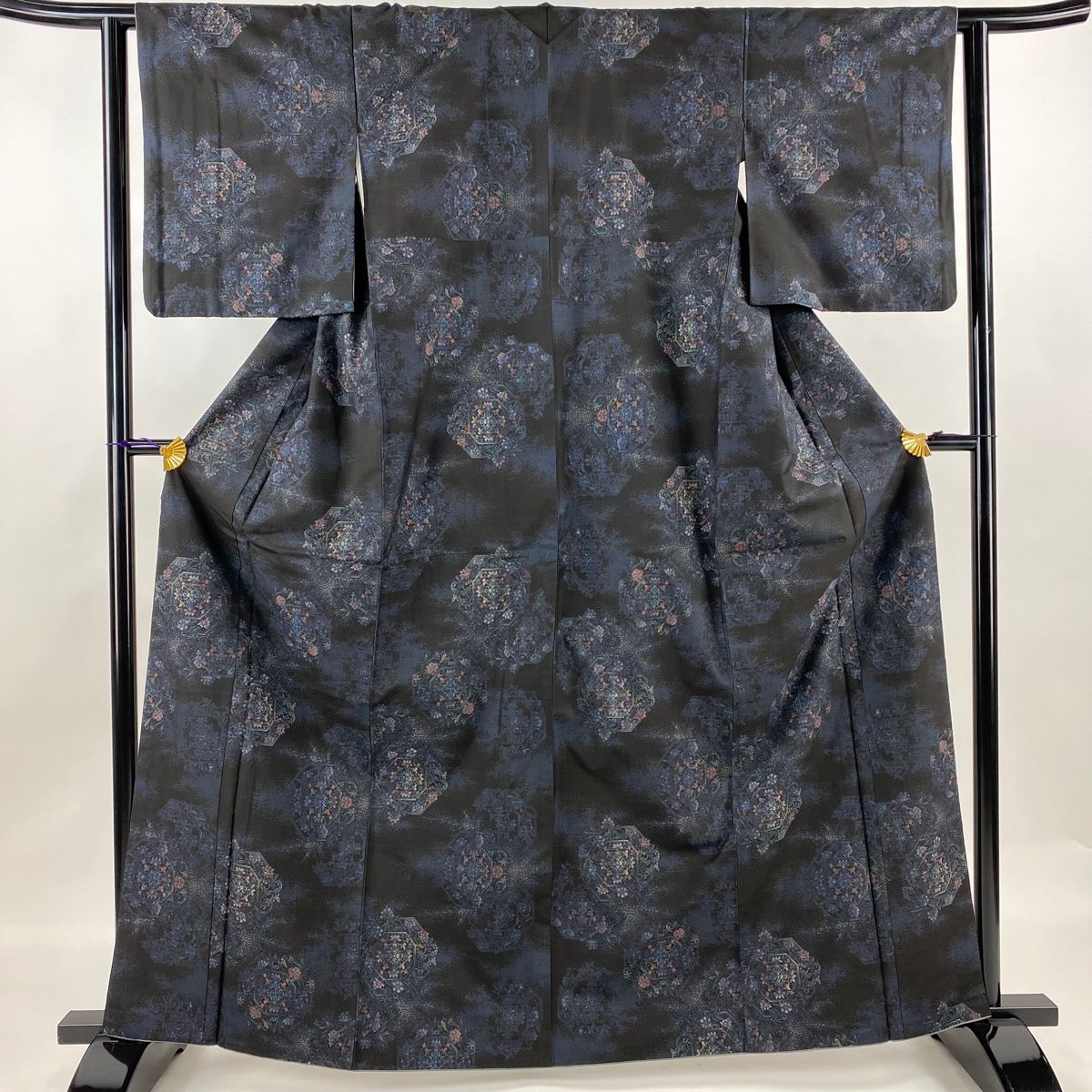 大島紬 身丈163.5cm 裄丈62cm S 袷 都喜ヱ門 純泥染 証紙 草花 黒 正絹  