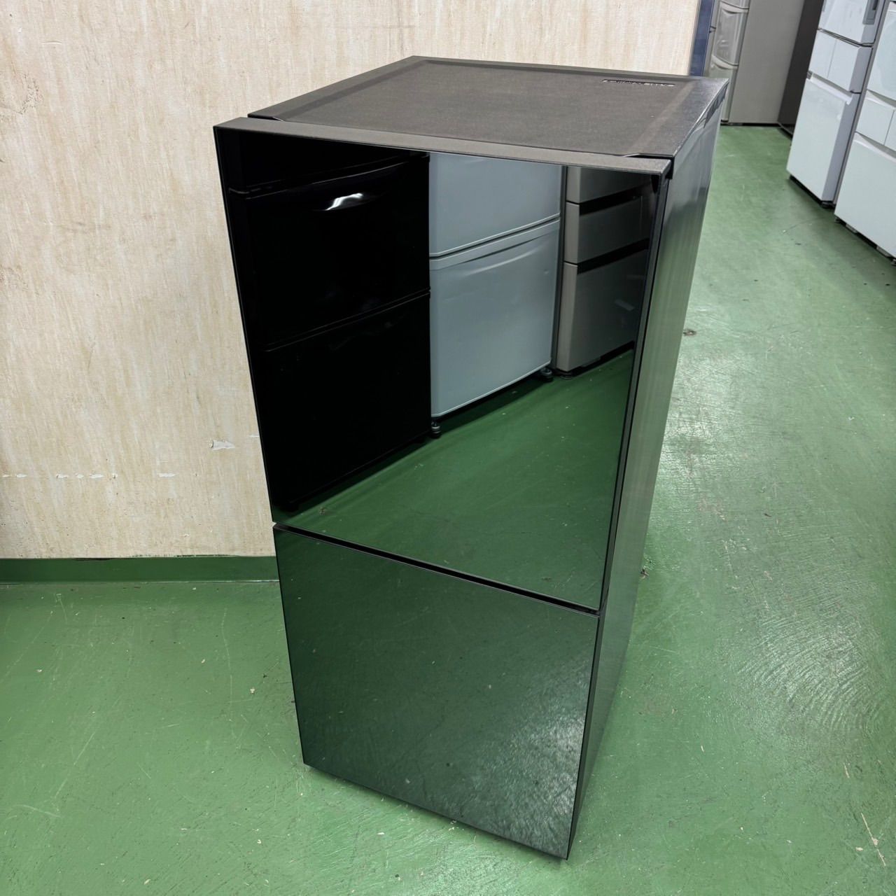160 ミラーデザイン冷蔵庫　121L 100L強　小型　一人暮らし　ブラック ツインバード、部屋を広く見せるミラーデザイン冷蔵庫。一人暮らしに