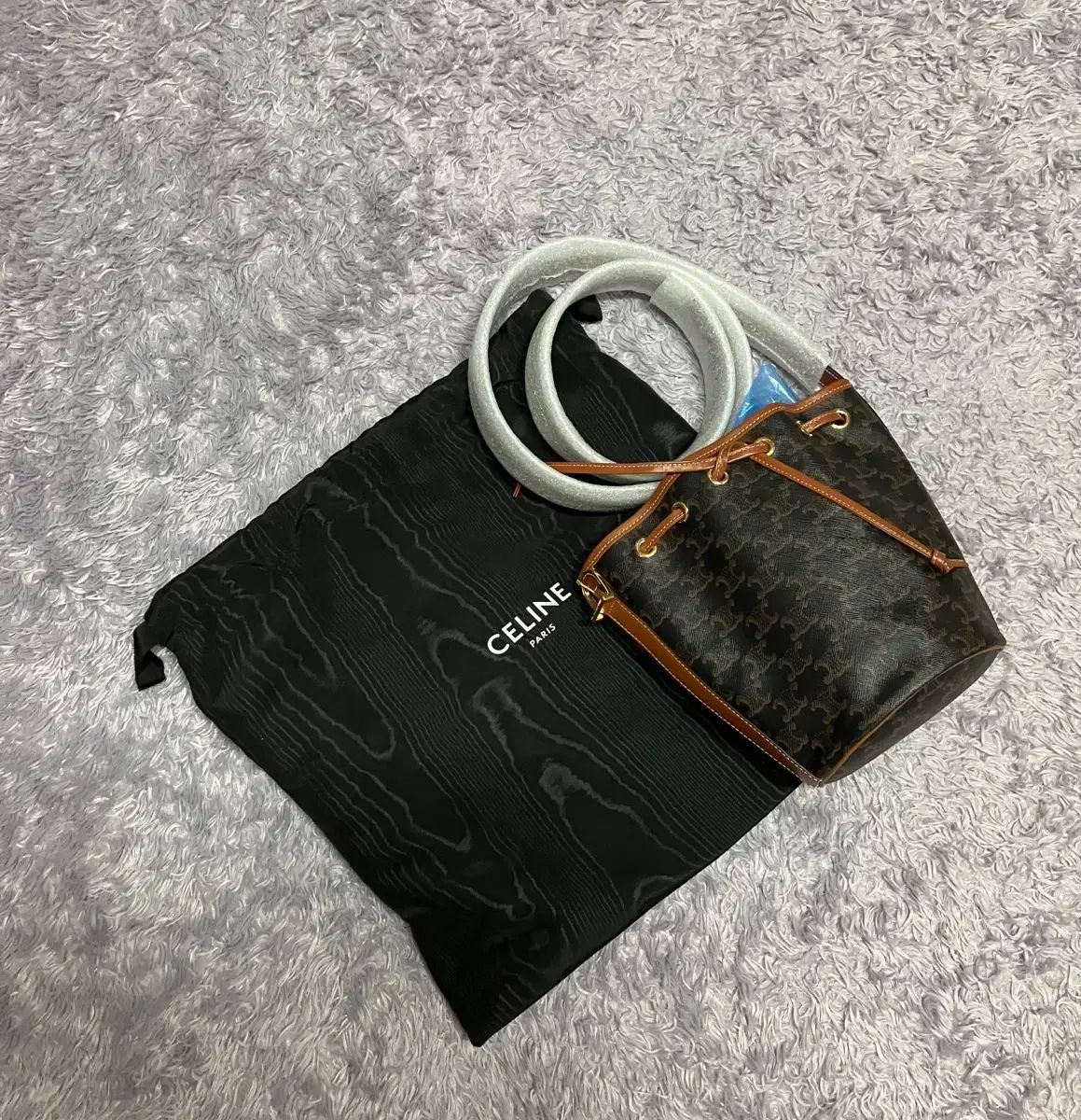 セリーヌ トリオンフ タン ドローストリング バッグ