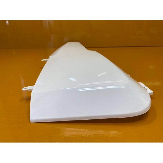 割引SALE中!! 70869 新品? HONDA ホンダ ギア50 UA03J サイドカウル ボディカバー 右 白