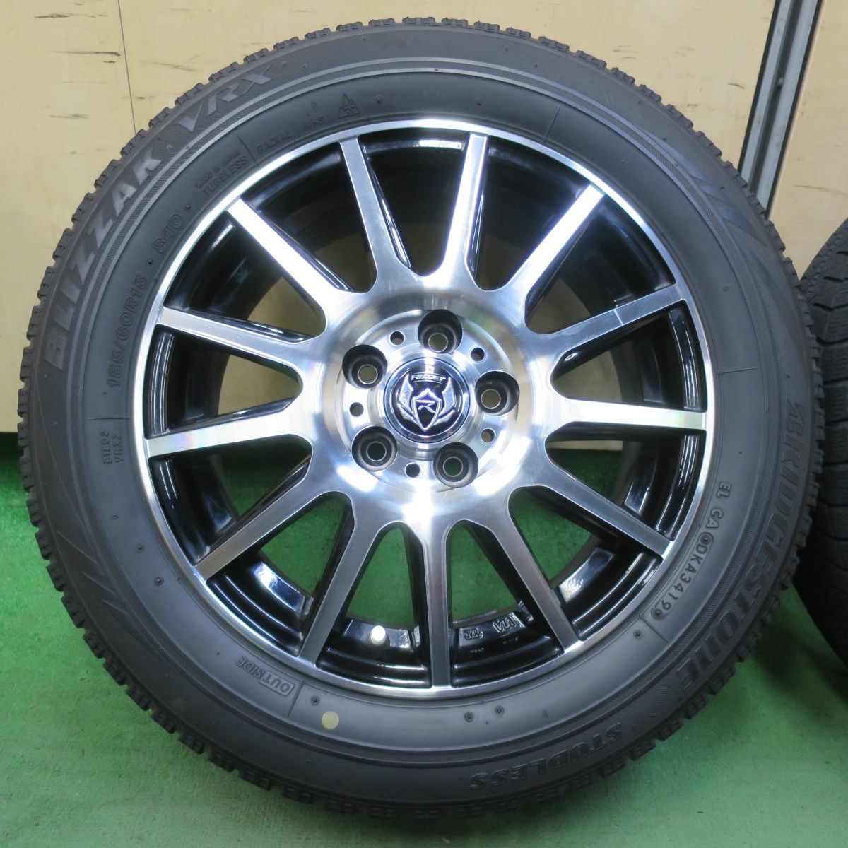 4本価格 シエンタ 等 185 60R15 スタッドレス ブリヂストン ブリザック VRX RiZLEY ライツレー 15インチ PCD100 5H 5100705イス
