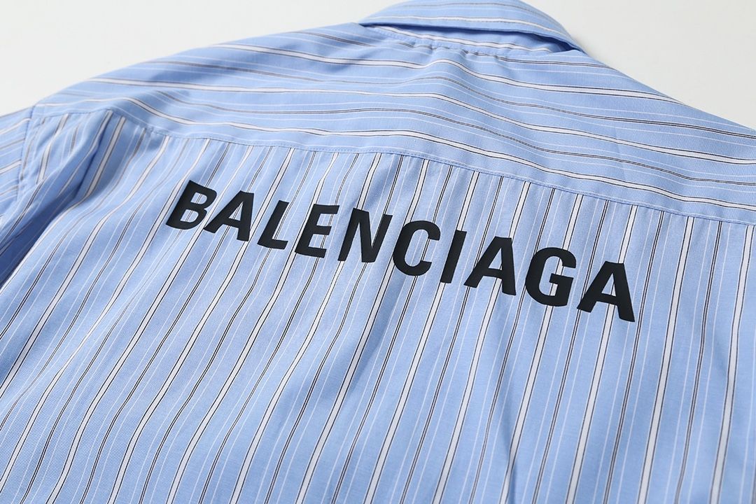 BALENCIAGA背中にロゴプリントのブルーストライプ長袖シャツ