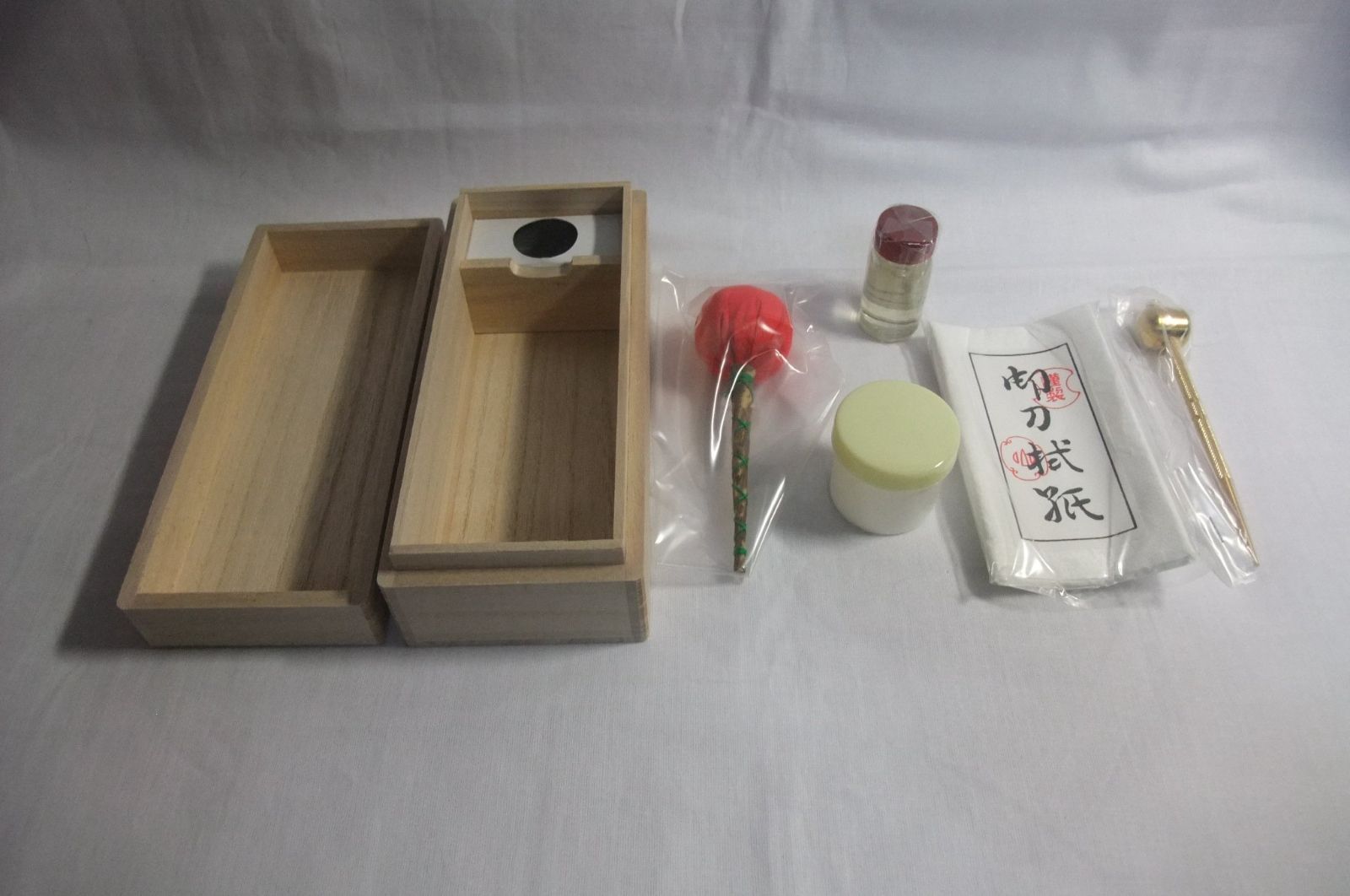 真剣用桐箱入手入れ道具 刀剣手入具 桐箱入り 1セット 刀油(丁子油) 打粉 御刀拭紙(油・打ち粉用) 油布入れ 桐箱 真剣 刀剣 手入れ 用具 模造刀 美術刀