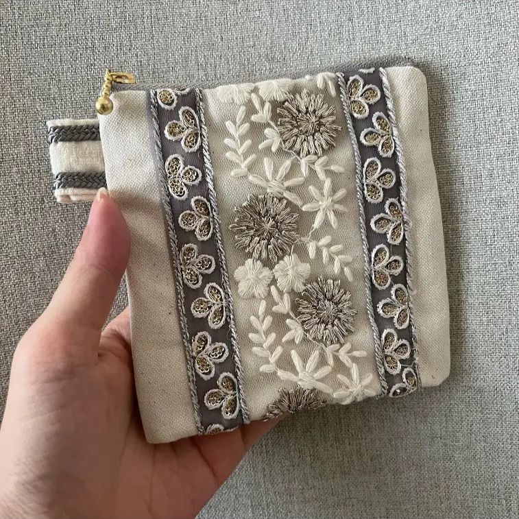帆布】インド刺繍リボンのマチ付きポーチ☆モノトーン - メルカリ