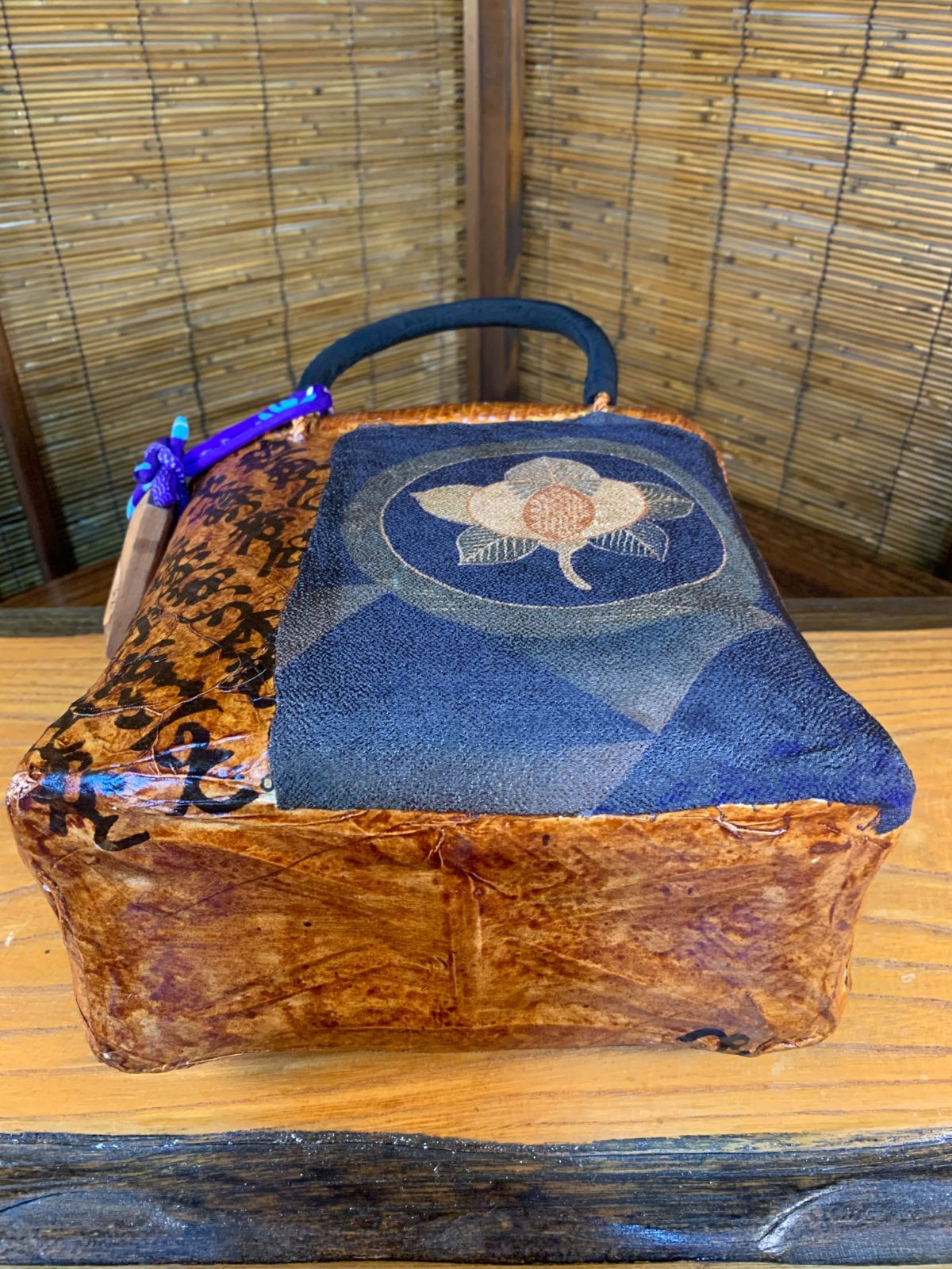 一閑張り 組み竹籠バック 柿渋 狸と狐化合戦 竹虎11月末発売予定！