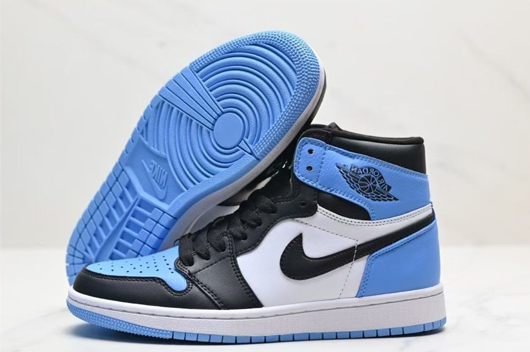 Nike Air Jordan 1 Retro High OG "University Blue/UNC Toe" ナイキ エア ジョーダン 1 レトロ ハイ OG "ユニバーシティブルー/UNC トゥ" — アイコニックなカラーリングが魅力の一足