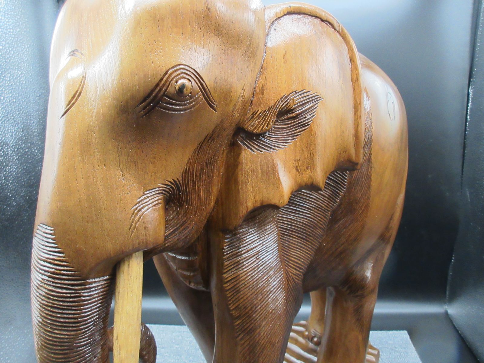 インパクトあり！木彫り象