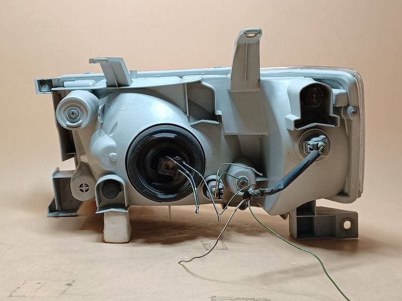 コーティング済 サクシード NCP55V 右ヘッドランプ ヘッドライト U 0.4T コイト 52-076 81110-52250 586