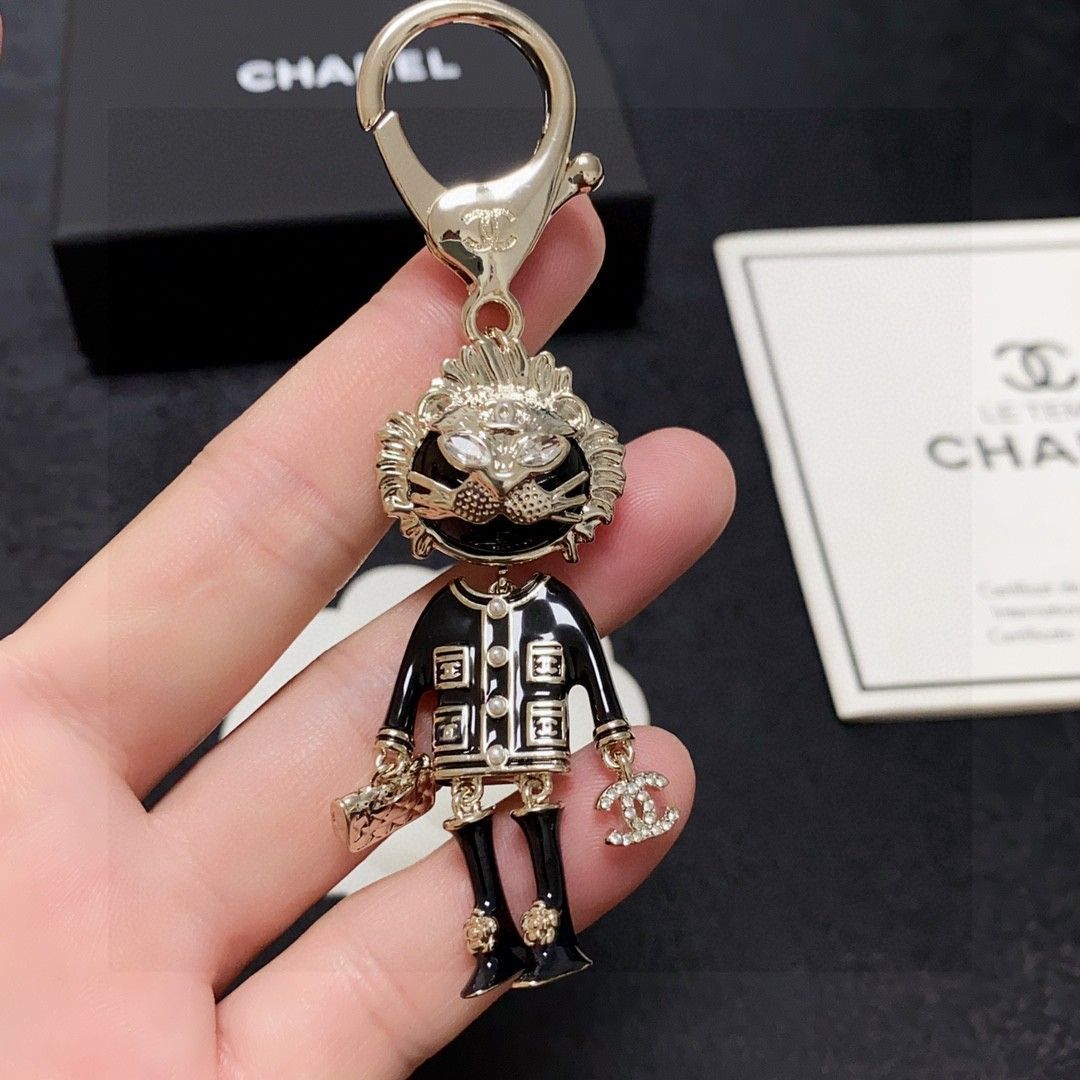 CHANEL 三角形メタルキーホルダー 今日特価】CHANEL 水鑽ライオン カラフルバッグアクセサリー