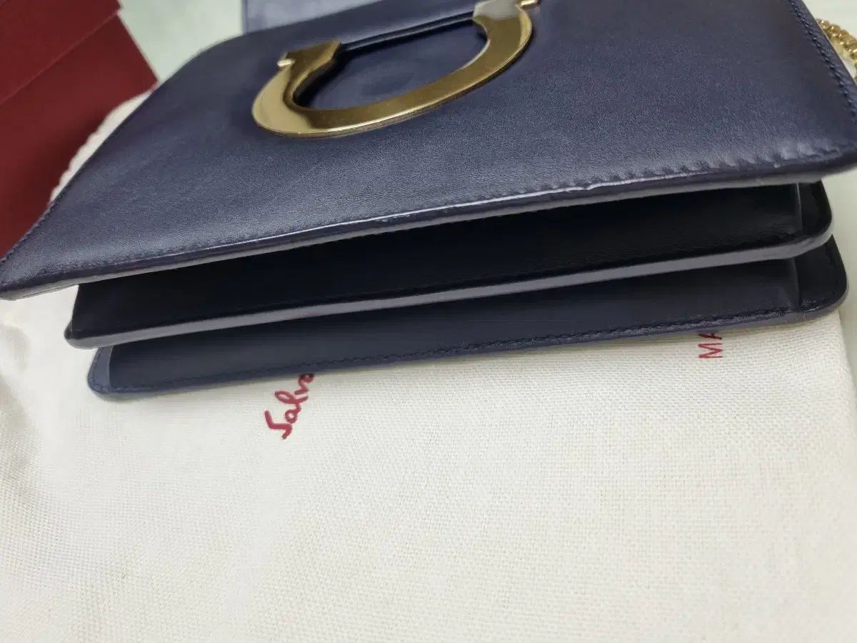 フェラガモ クロスチェーンバッグ