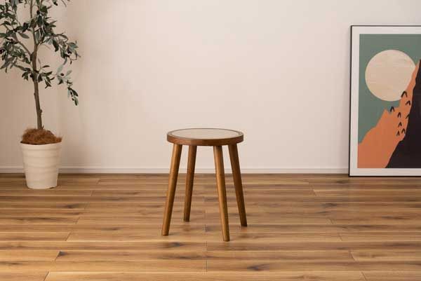 とラタンのラウンドガラステーブル