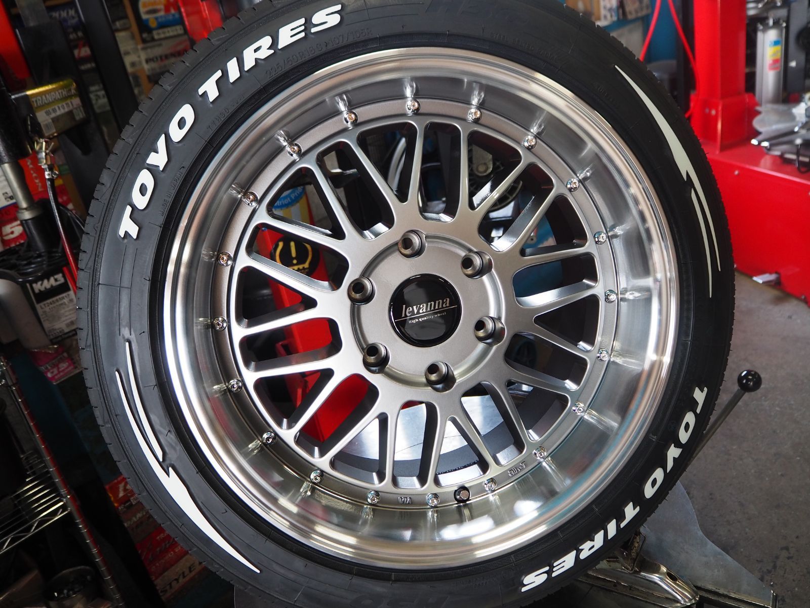 新品☆ツライチ設定☆深リム メッシュ 225/50R18 ハイエース 200系 新品☆ツライチ設定☆深リム メッシュ 225/50R18 ハイエース 200