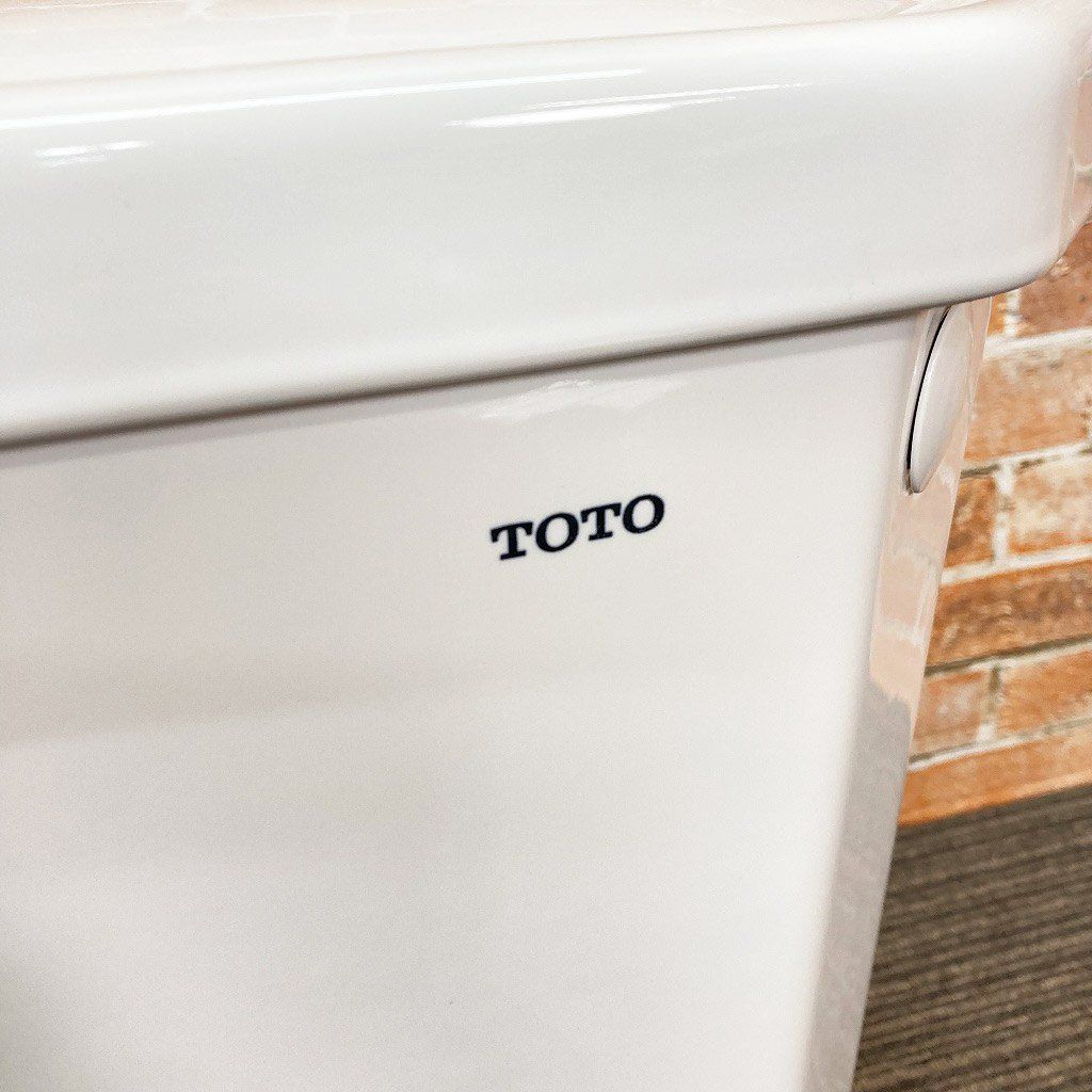 新品・未使用】【内部パーツ無】 TOTO 洋式トイレ 隅付きタンク