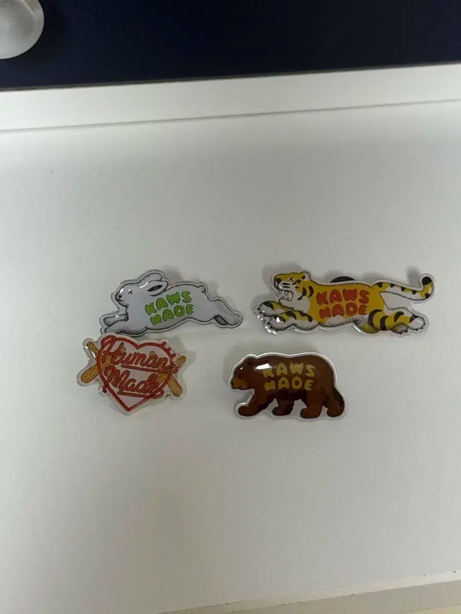 HUMAN MADE ヒューマンメイド カウズ ピン バッジ 4 種