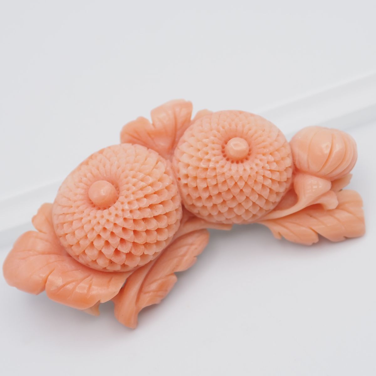 H049 珊瑚 サンゴ 帯留め 花彫刻 精緻 裏細工 デザイン シルバー 和装小物 3月誕生石