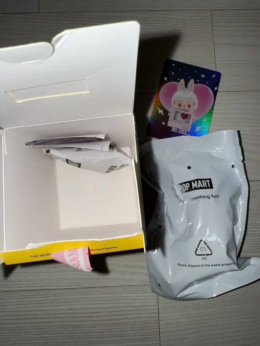 【POP MART】 店舗購入品　LABUBUシークレット POP MART (ポップマート ) Labubu(ラブブ） 疑わしい コンビニ