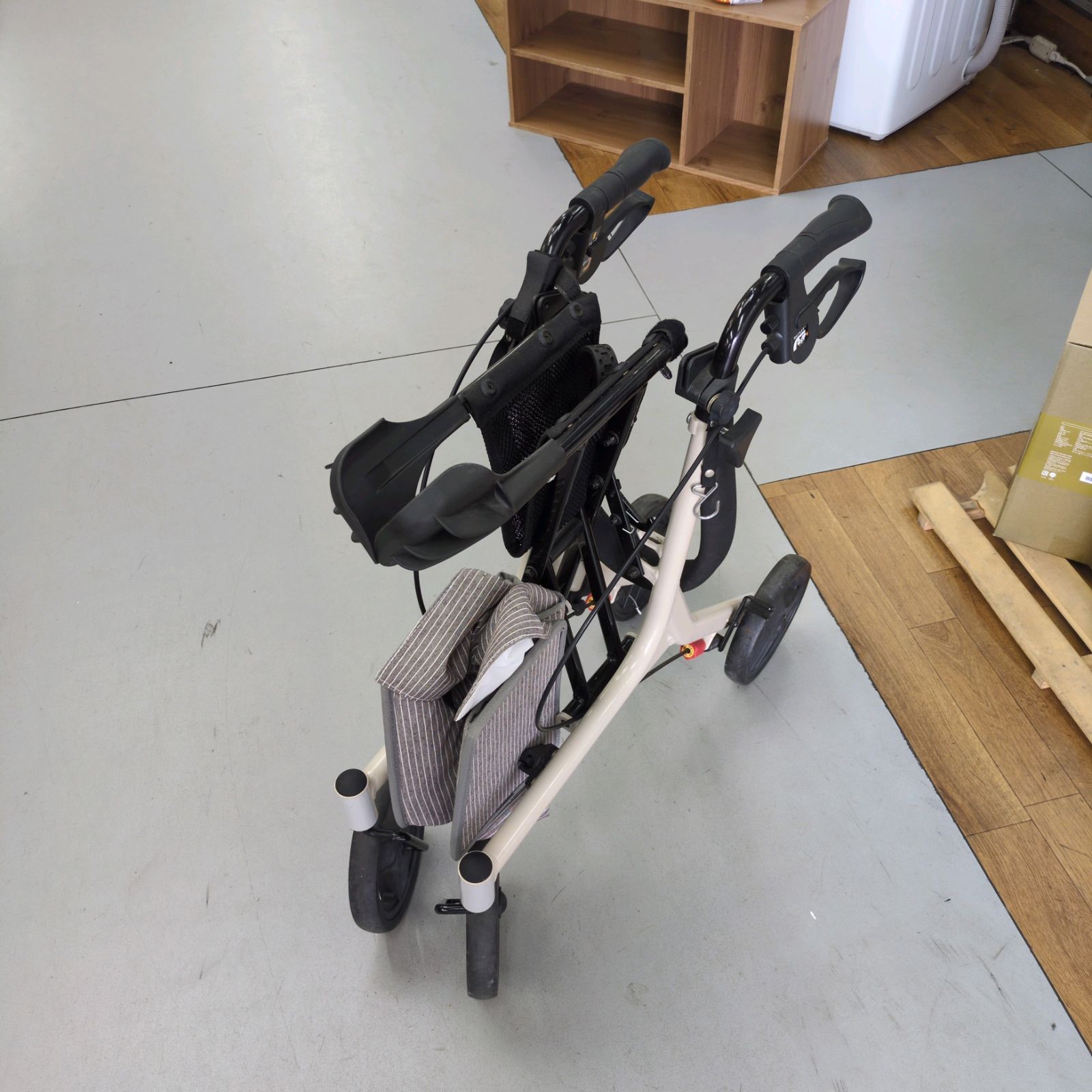 期間限定の特別値下げ！ J569 ★多少使用感★安寿★歩行車ショッピングターン 期間限定の特別値下げ！ J569 ☆多少使用感☆安寿☆歩行車ショッピング