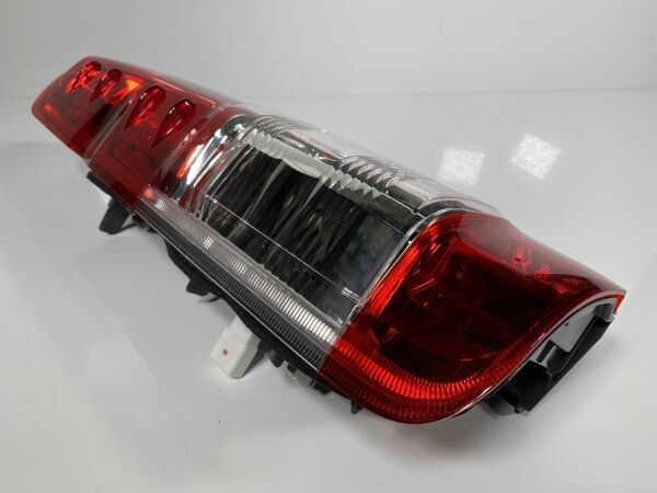 低走行 200系 ハイエース レジアス 5型 6型 7型 KDH201V GDH201V 後期 純正 左テールランプAssy 81561-26442 26-140 管理32021