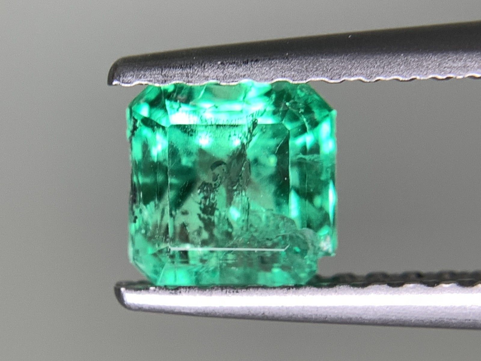 0.781ct 中央宝石ソーティング付き