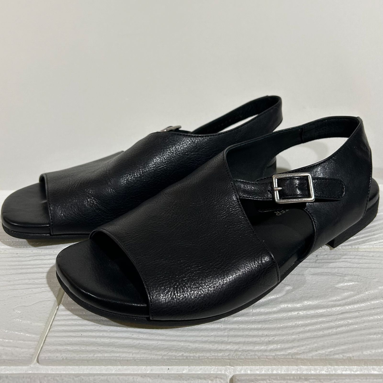 alfredoBANNISTER アルフレッドバニスター アシンメトリーストラップ レザー フラット サンダル
