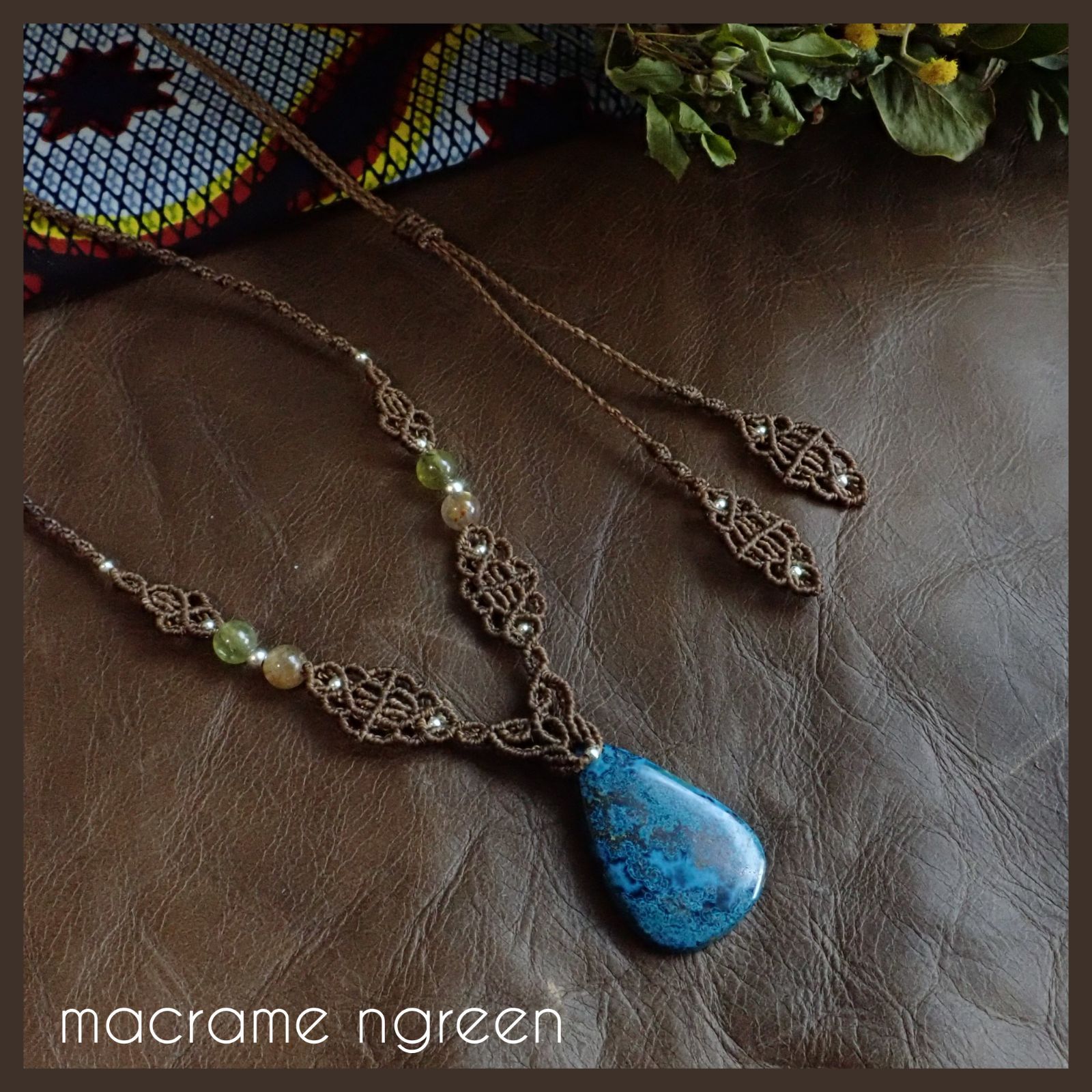 アズライトのマクラメ編みネックレス　ペンダント アズライト（穴あき）天然石のマクラメ編みネックレス 水晶ポイント