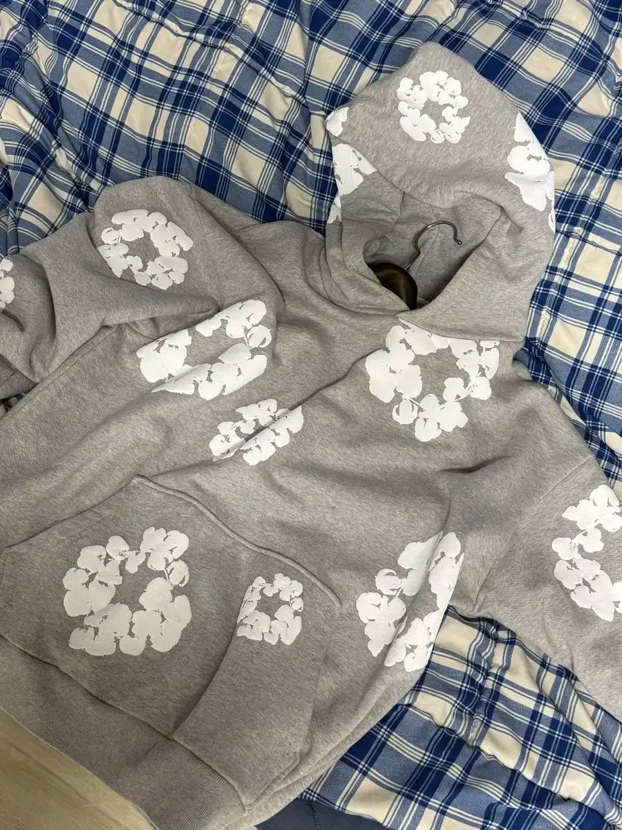 DENIM TEARS(デニムティアーズ) フード付きTシャツ