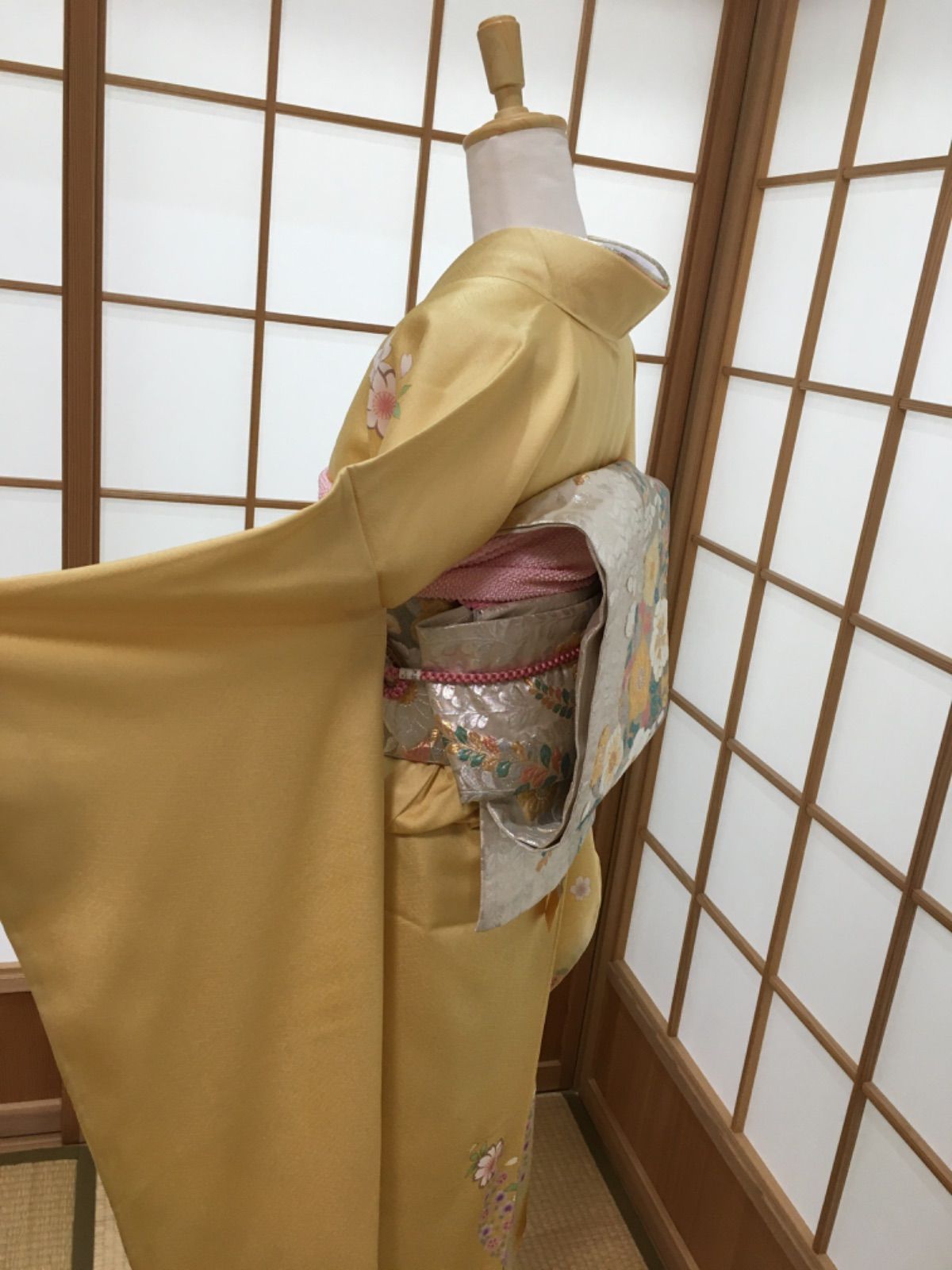 振袖 身丈168.5cm 裄丈66cm M 袷 牡丹 蝶 金彩 刺繍 クリーム 正絹