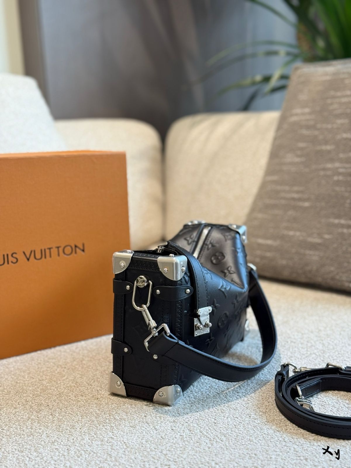 美品　ルイヴィトン　シルクネクタイ　トランク柄　バッグ柄　ネイビー　M73715 今日特価】LV New Side Trunk 