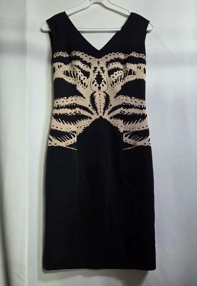 ミシャ 黒 パターン ノースリーブ ワンピース