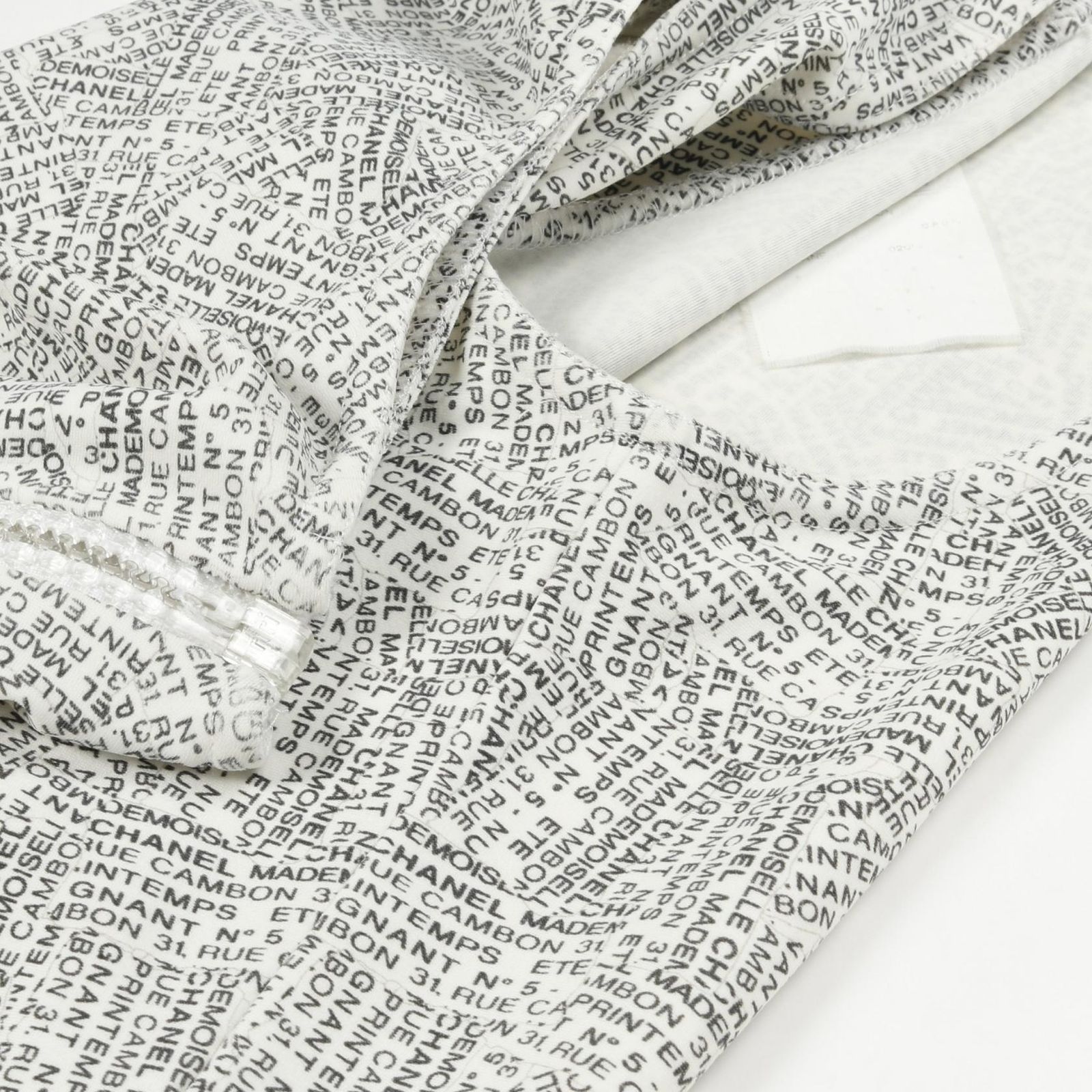 CHANEL ベージュ タンクトップ ロゴ付き シャネル CHANEL タンクトップ ロゴ総柄 サイドジップ その他