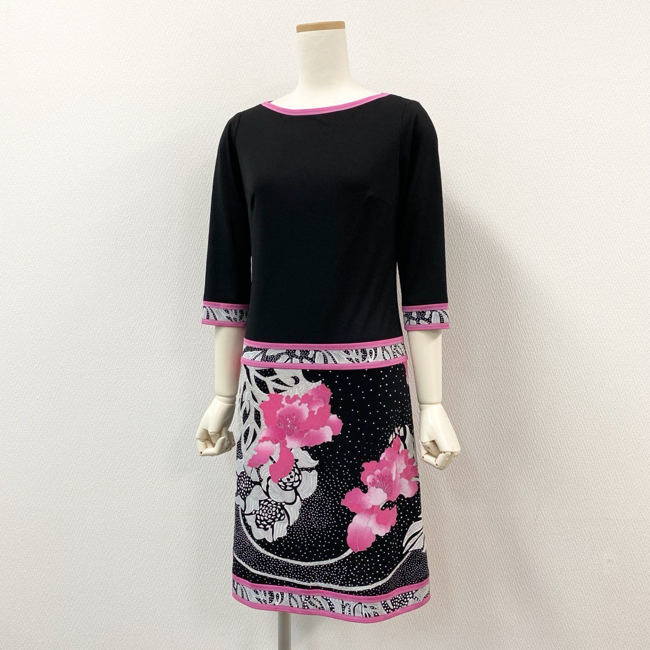 ✨新品タグ付✨LEONARD レオナール ワンピース カンカン素材 花柄 七分袖 32i9【美品】 LEONARD レオナール 七分袖ワンピース カンカン素材 花柄