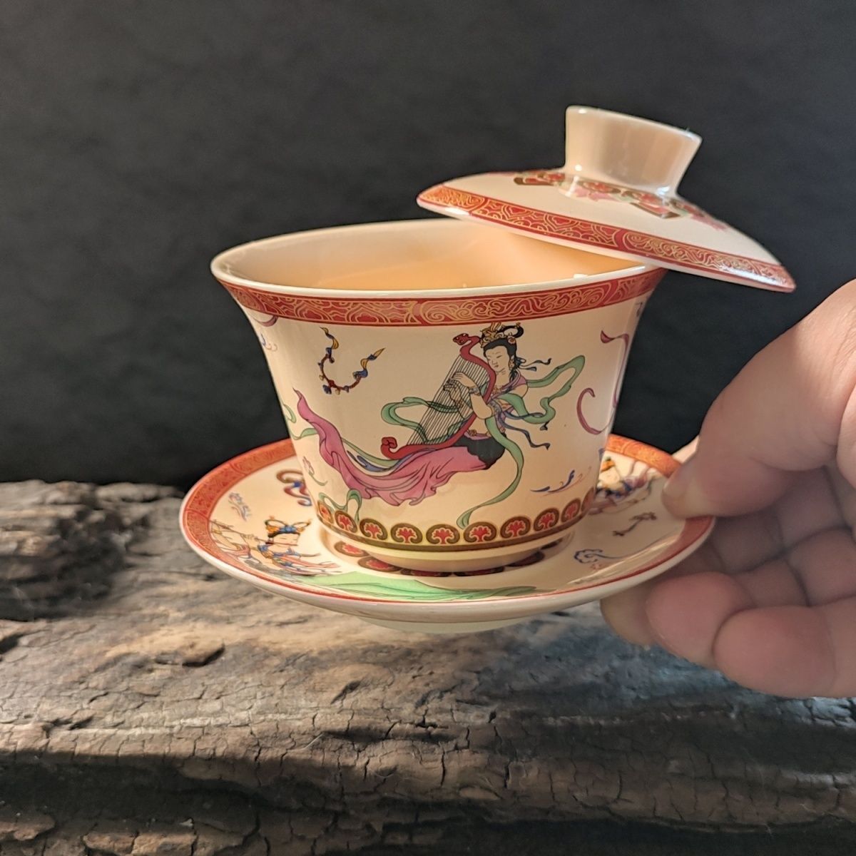 茶道用高級陶器  /  お茶会用の器。  (  新品未使用 / 箱入  ) 米色 敦煌飛天図 蓋碗 単品 高級陶器製 回転蓋付き 防火傷仕様