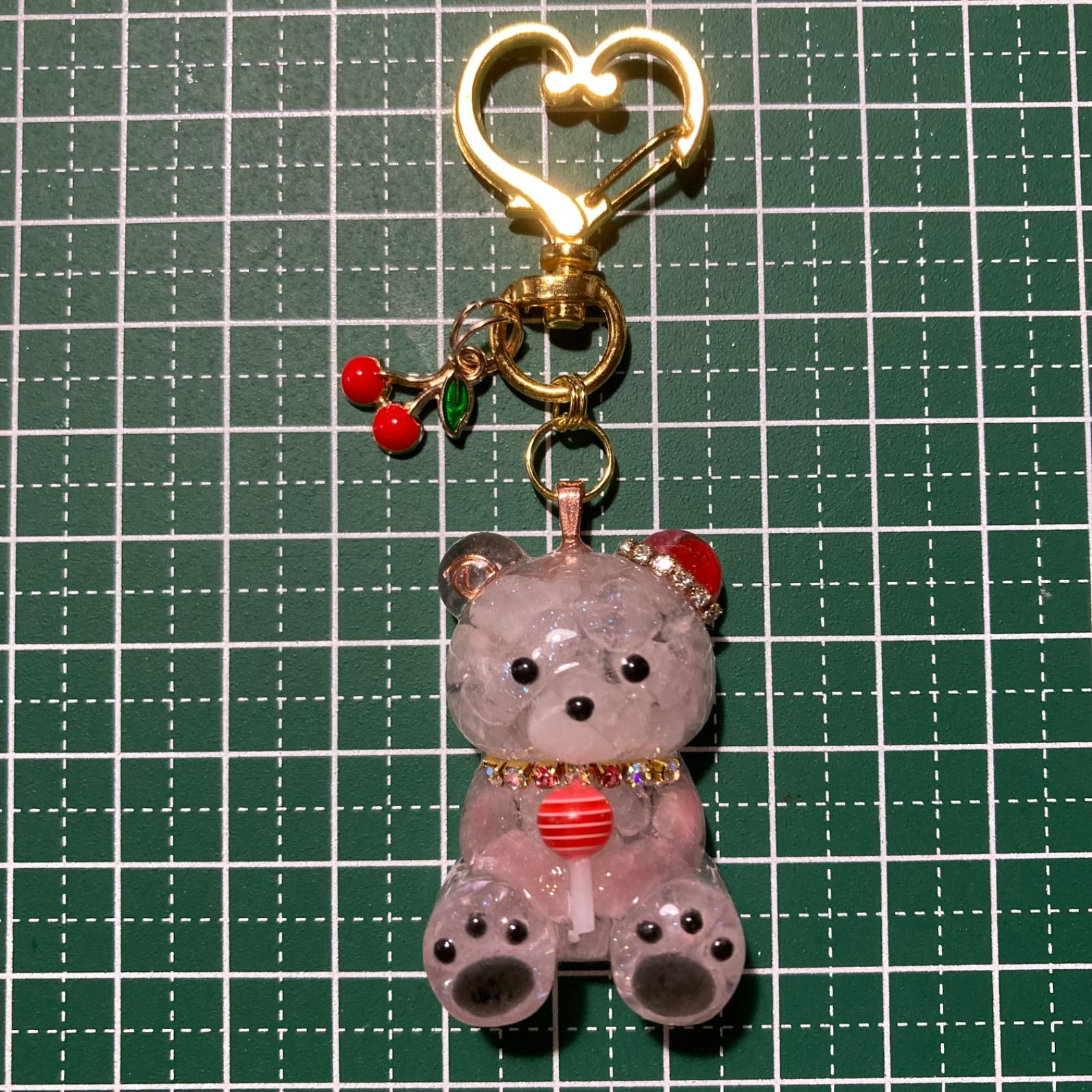お座りくまちゃんキーホルダー レジン - メルカリ