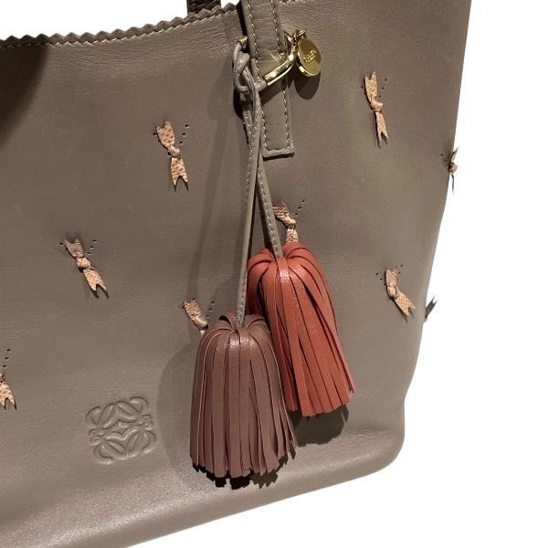 海外通販！ ロエベ アナグラム ベージュ タッセルチャーム付き バッグ トートバッグ レディース 豊富な品揃え。