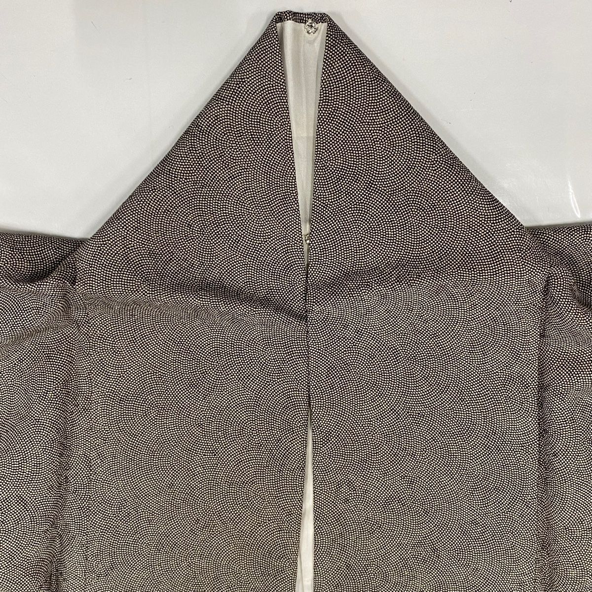 美品 小紋 鮫小紋 白藤色 縮緬 身丈166.5cm 裄丈70cm 袷 正絹 美品 小紋 鮫小紋 白藤色 縮緬 身丈166.5cm 裄丈70cm 袷 正絹