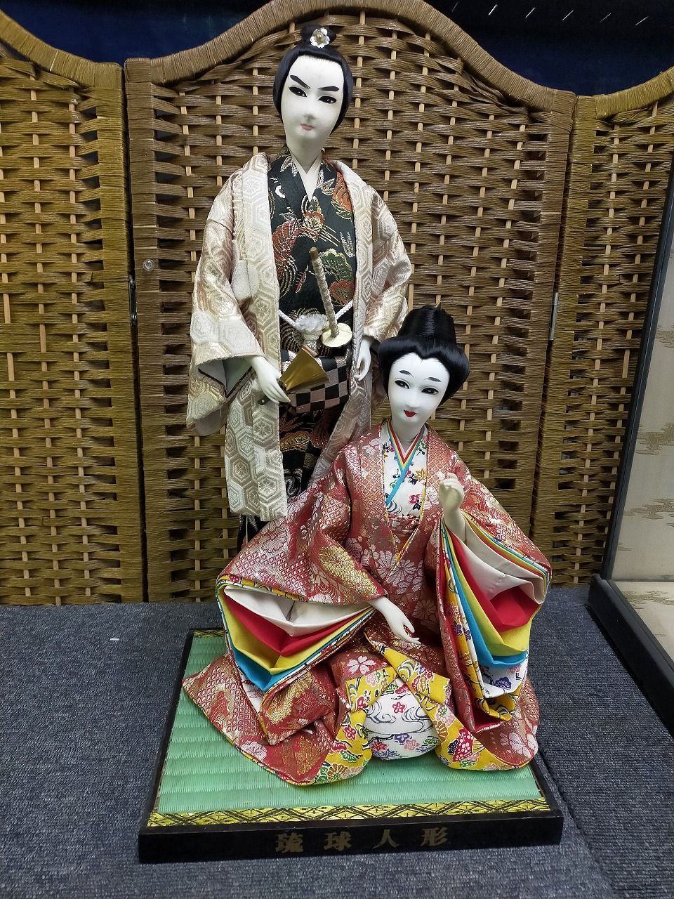 琉球人形　（ガラスケースはご希望に合わせて発送します　コメント欄より） F01-20251024-15 琉球人形 男雛・女雛 ペア ガラスケース入り - メルカリ