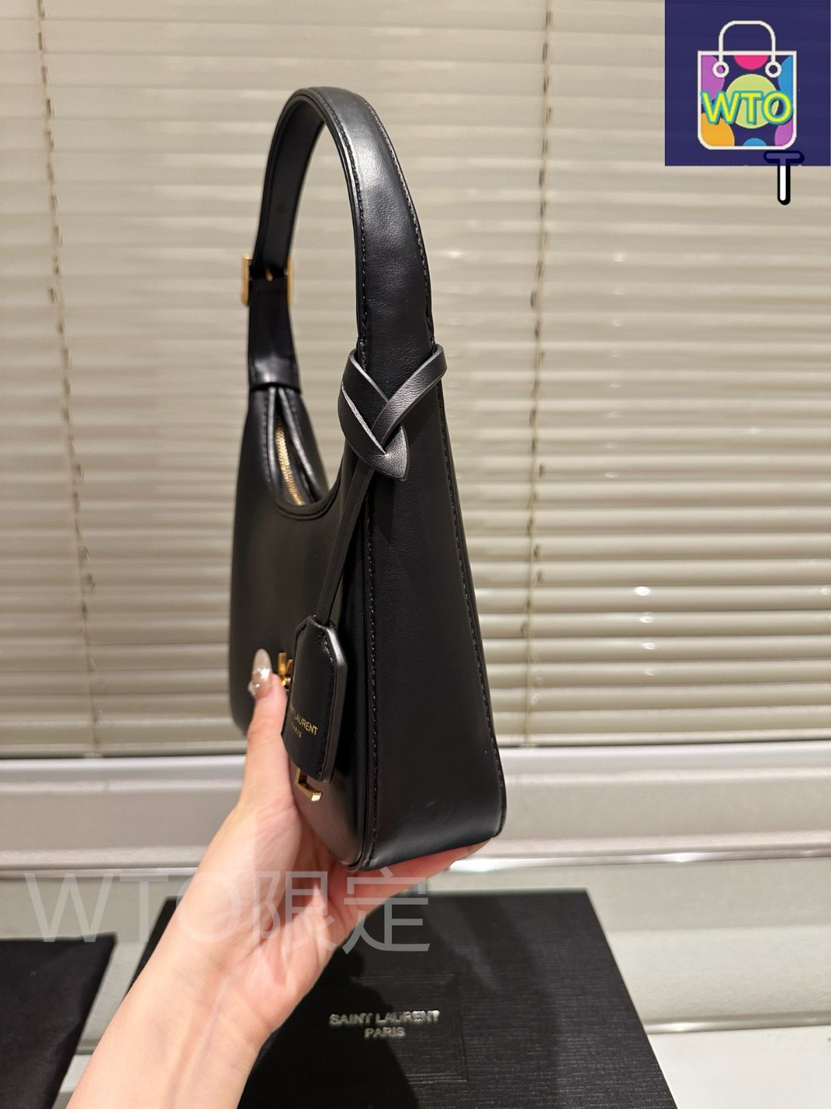 YSL サンローラン レザー FERMOIR HOBO BAG ホーボー バッグ LE 5 À 7 ホーボーバッグ（グレインレザー） | Saint Laurent