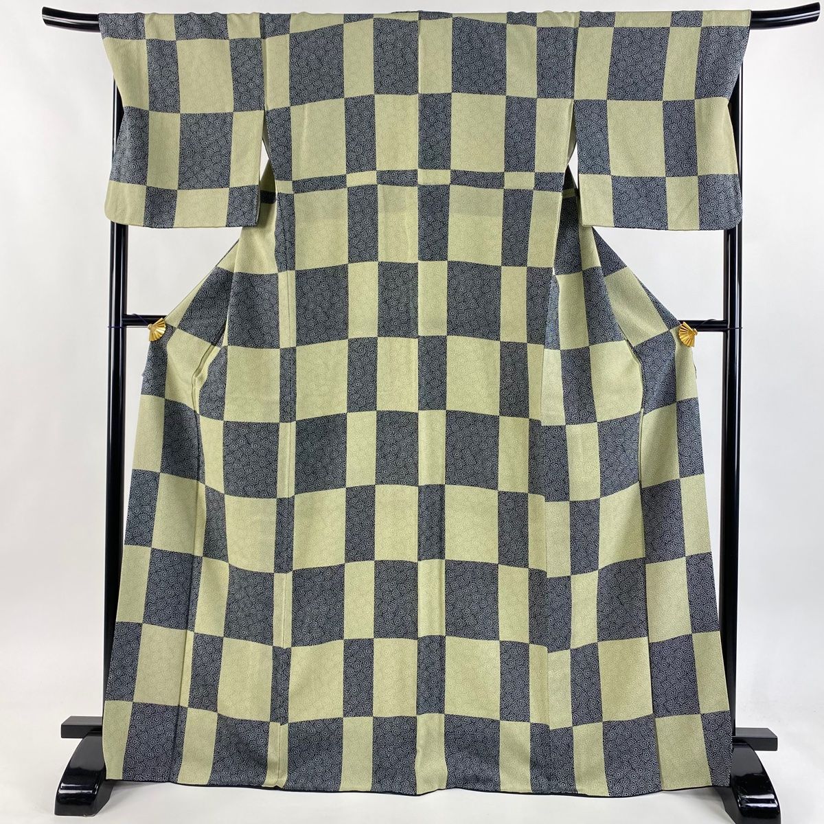 小紋 身丈169cm 裄丈69cm L 袷 鈴乃屋 菊 市松 ちりめん 抹茶色 正絹 秀品