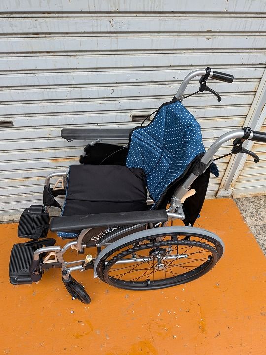 送料無料 一部地域を除く レッグサポート代用品 アルミ自走車いす ウルトラ NA-U2W | 座幅40cm KM-25-1016-02