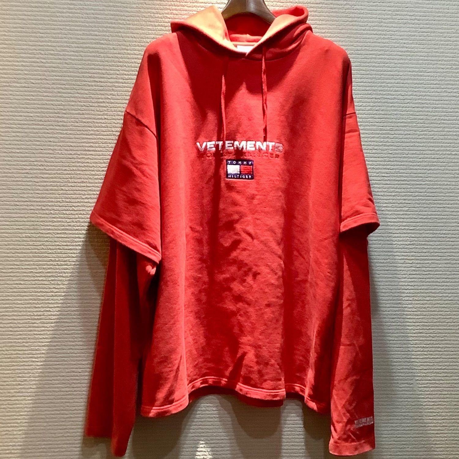 ヴェトモン VETEMENTS トミーヒルフィガー TOMMY HILFIGER ヴェトモン VETEMENTS トミーヒルフィガー TOMMY HILFIGER